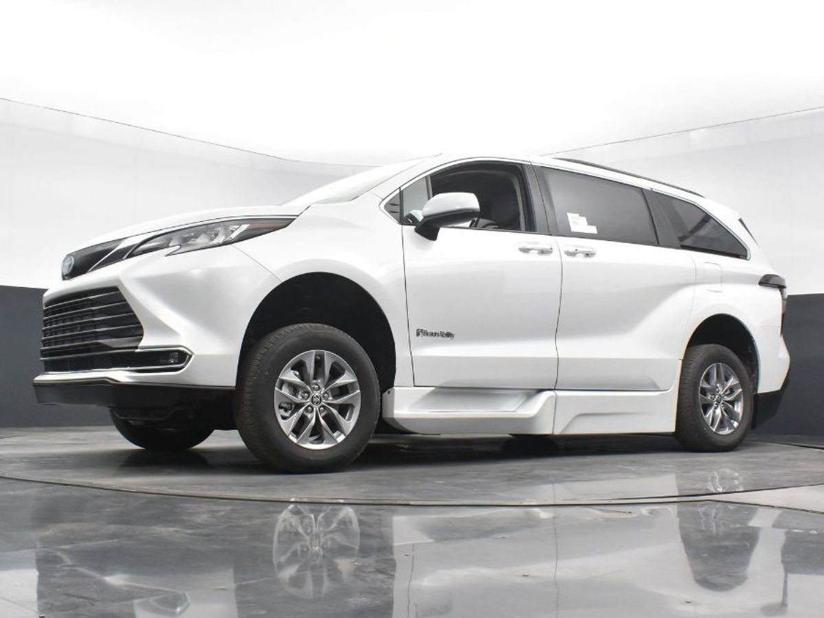 2023 Toyota Sienna XLE - Photo 11