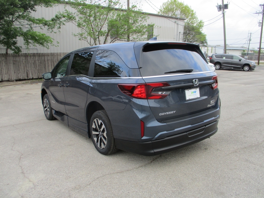 Blue Honda Odyssey image number 4