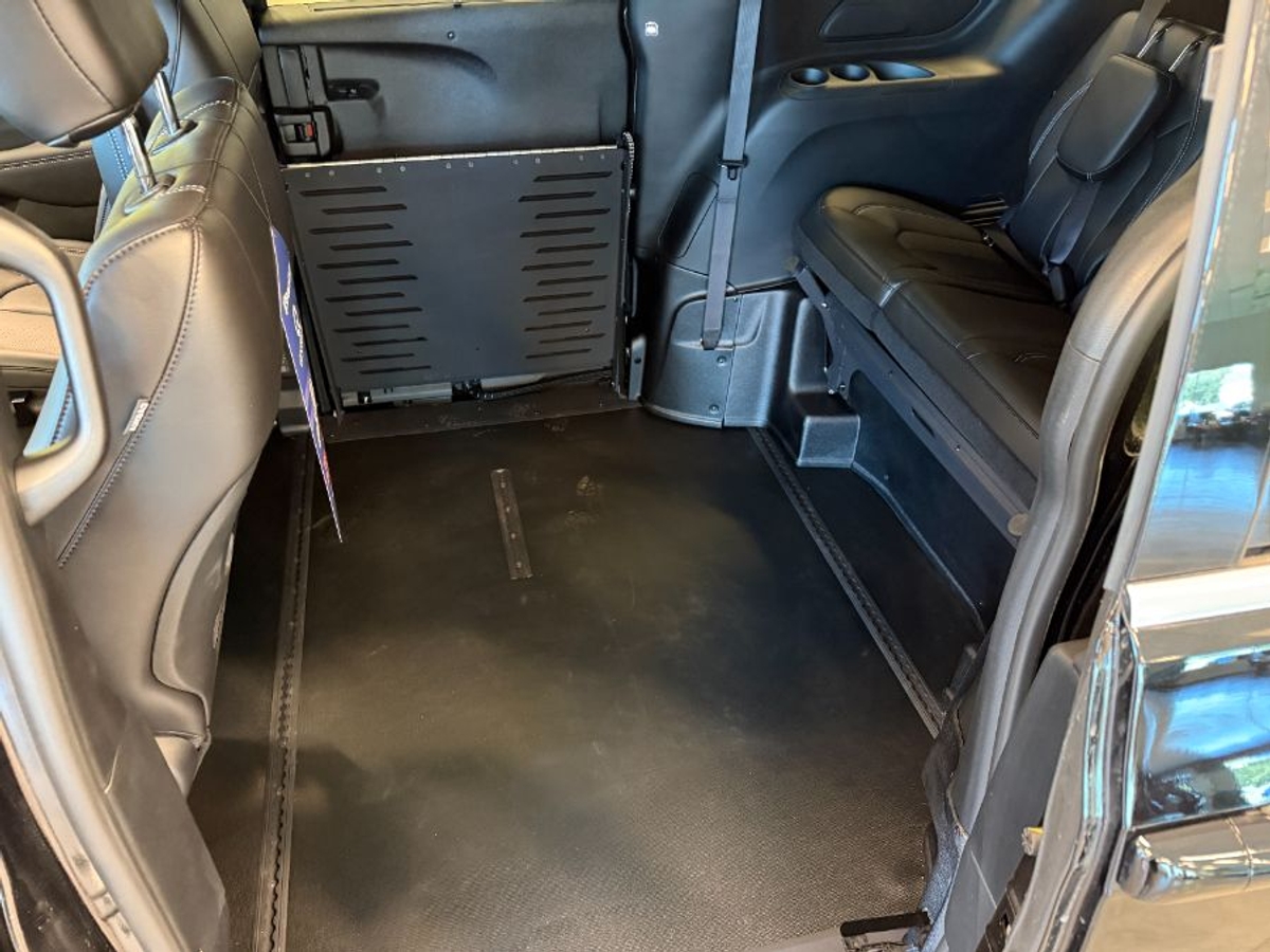 Black Chrysler Pacifica image number 12