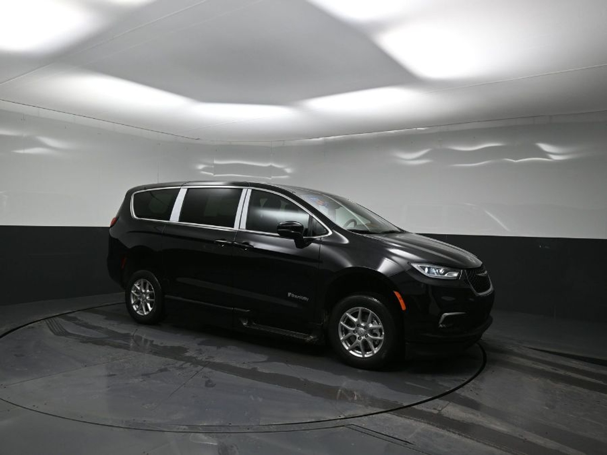 Black Chrysler Pacifica image number 18