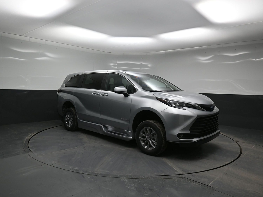 New 2025 Toyota Sienna Hybrid XLE Base - BraunAbility Side Entry Entry Fold Out Automatic Ramp