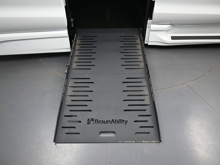 New 2026 Chrysler Pacifica Select Safety - BraunAbility Side Entry Entry Fold Out Automatic Ramp