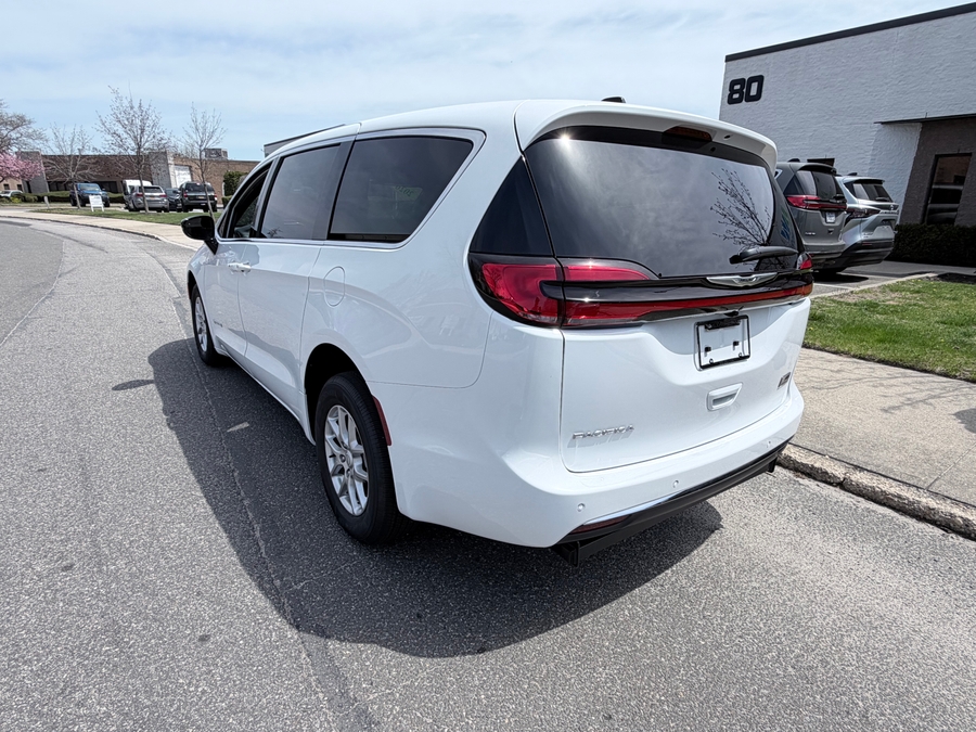 White Chrysler Pacifica image number 8