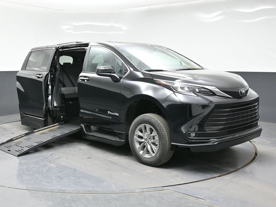 New 2026 Toyota Sienna Hybrid XLE Add - BraunAbility Side Entry Fold Out Automatic Ramp