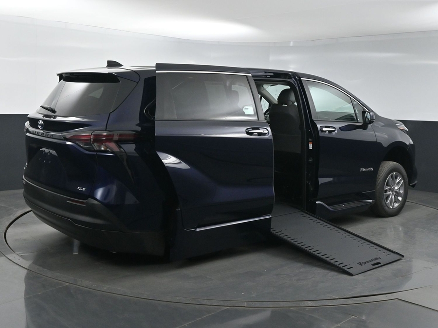New 2025 Toyota Sienna Hybrid XLE Base - BraunAbility Side Entry Entry In Floor Automatic Ramp
