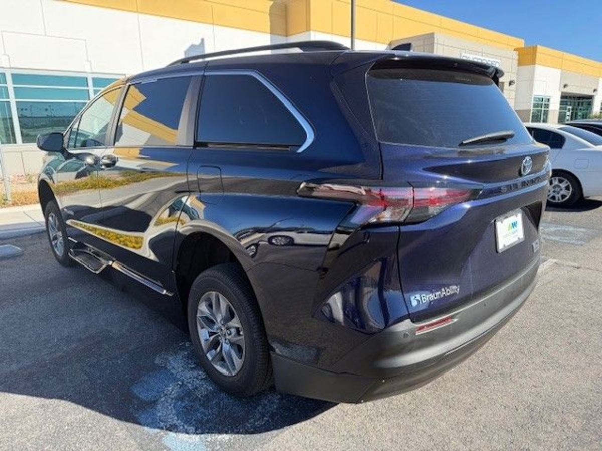 2024 TOYOTA SIENNA - Image 9