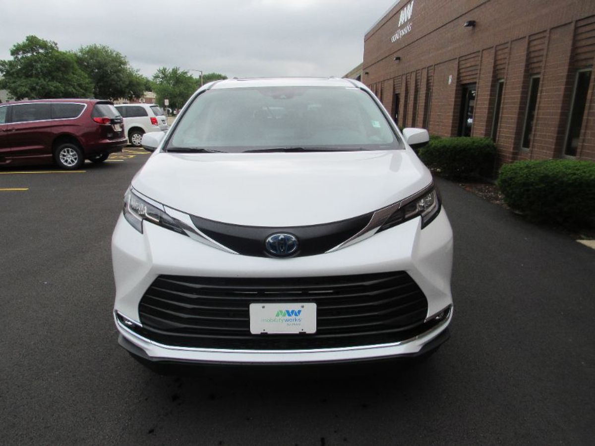 White Toyota Sienna image number 4
