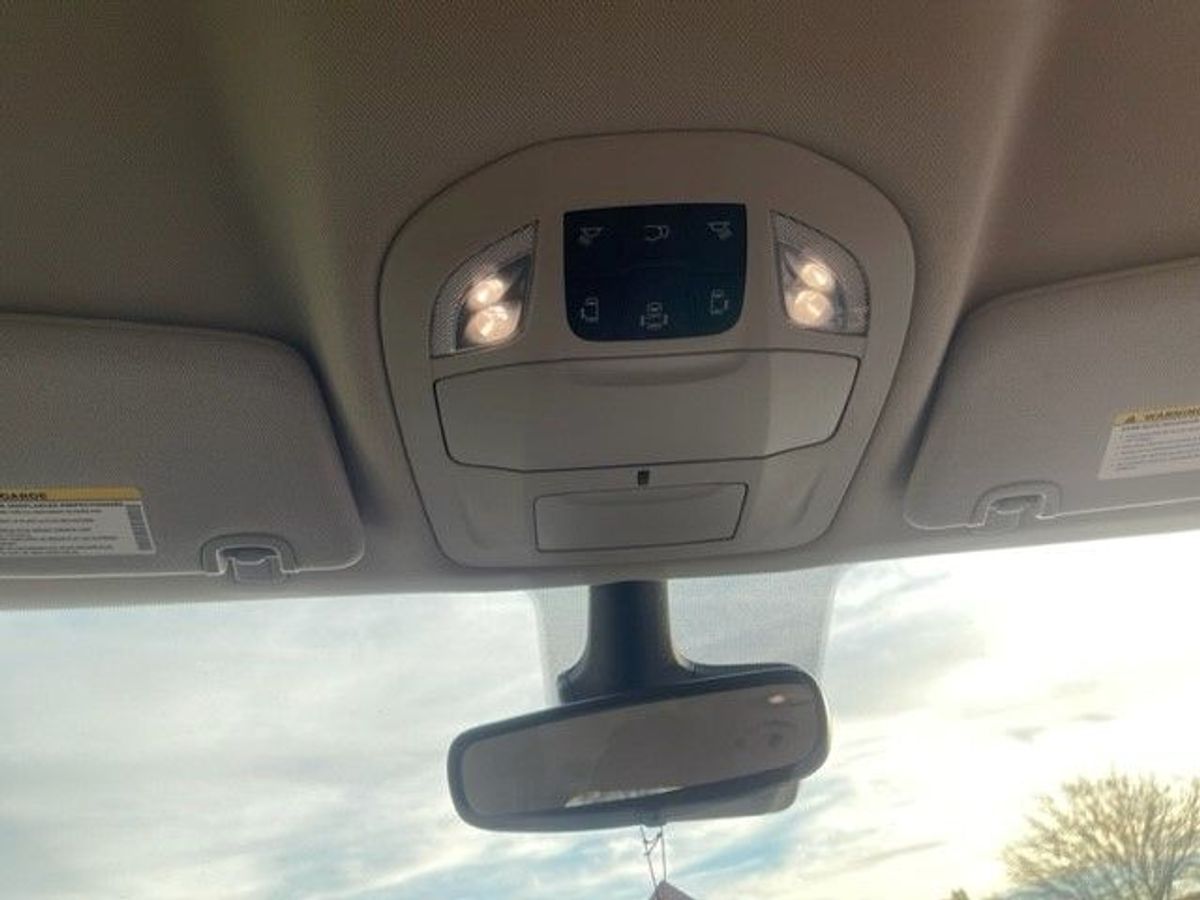 White Chrysler Voyager image number 17