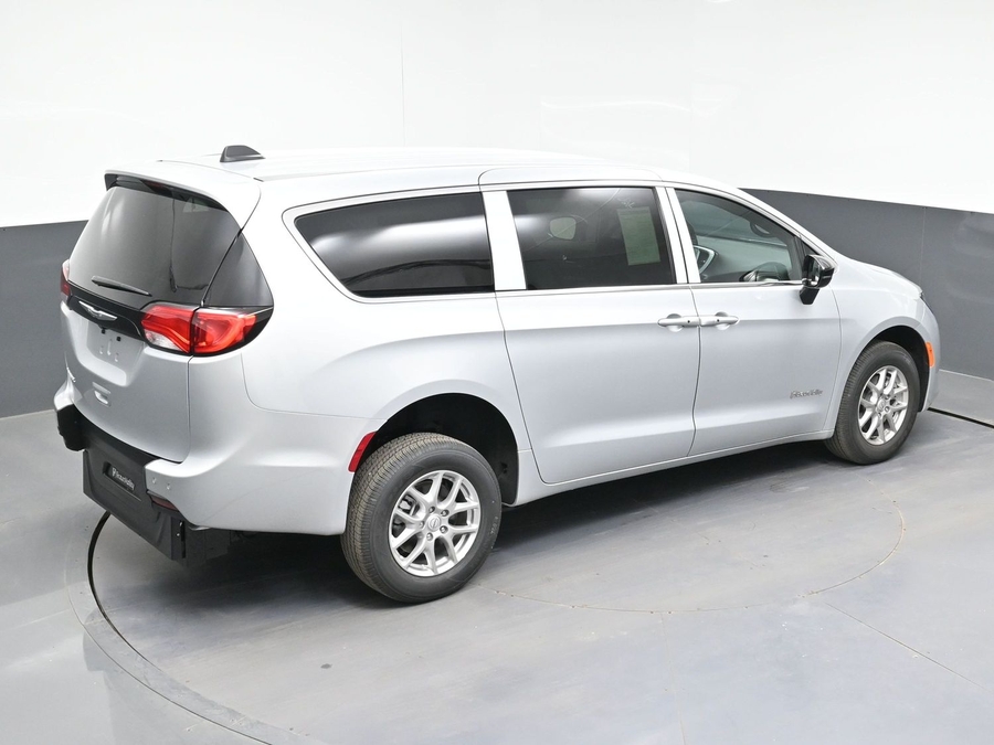 Silver Chrysler Voyager image number 12