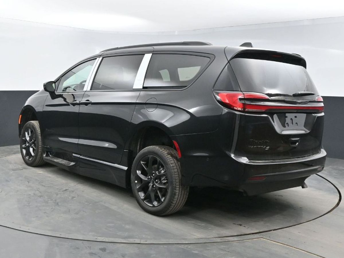 Black Chrysler Pacifica image number 21