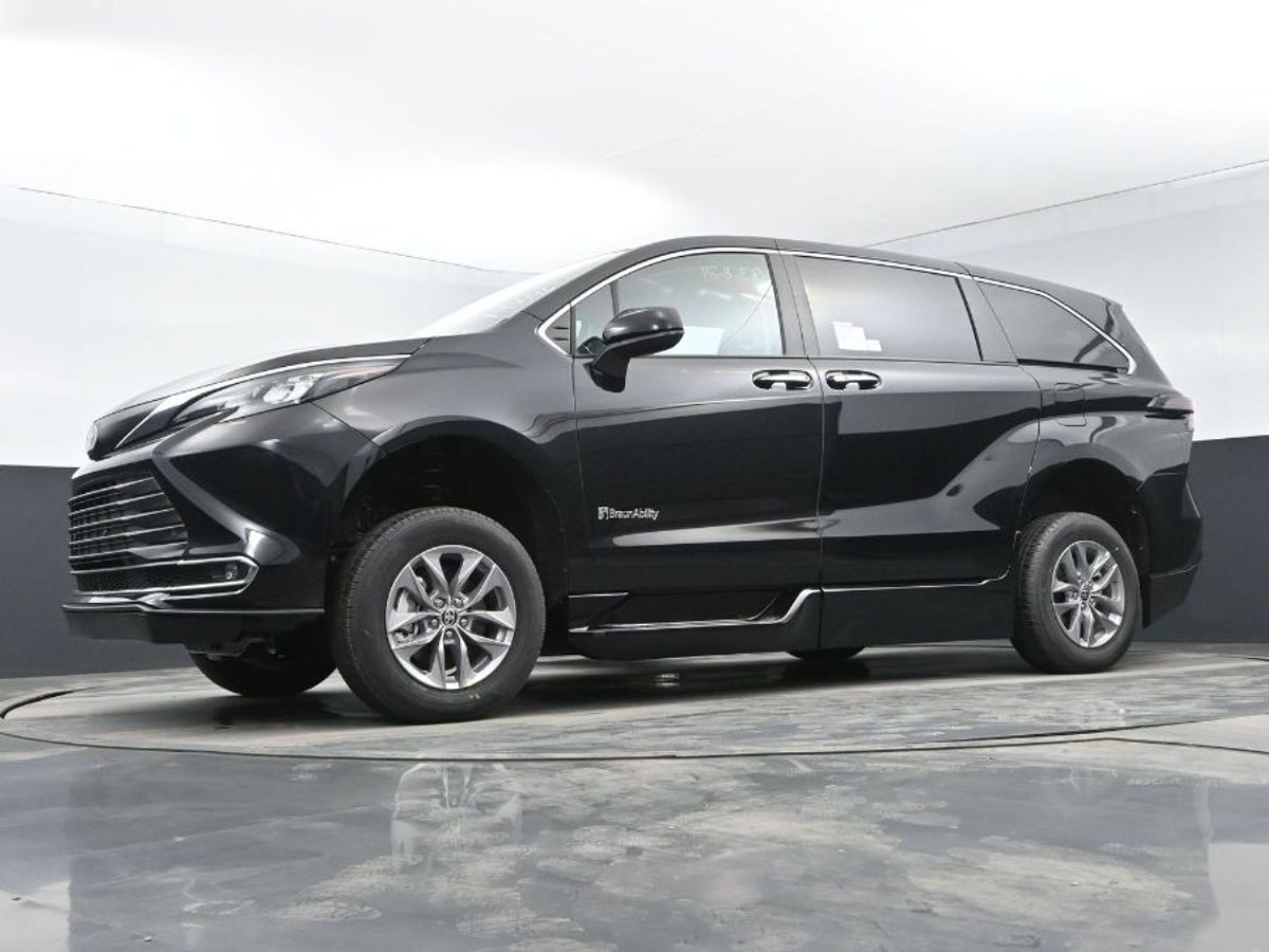 Black Toyota Sienna image number 11