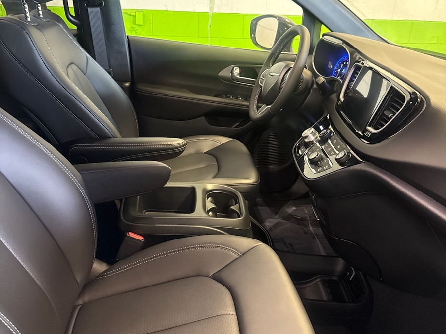 2026 Chrysler Voyager LX - Photo 13