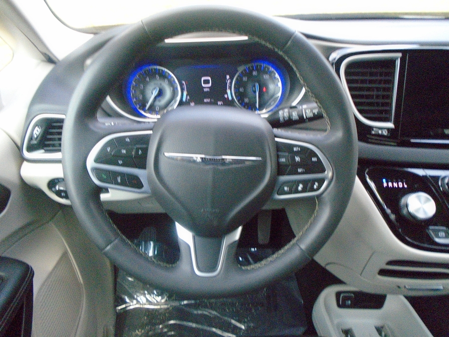 White Chrysler Pacifica image number 14
