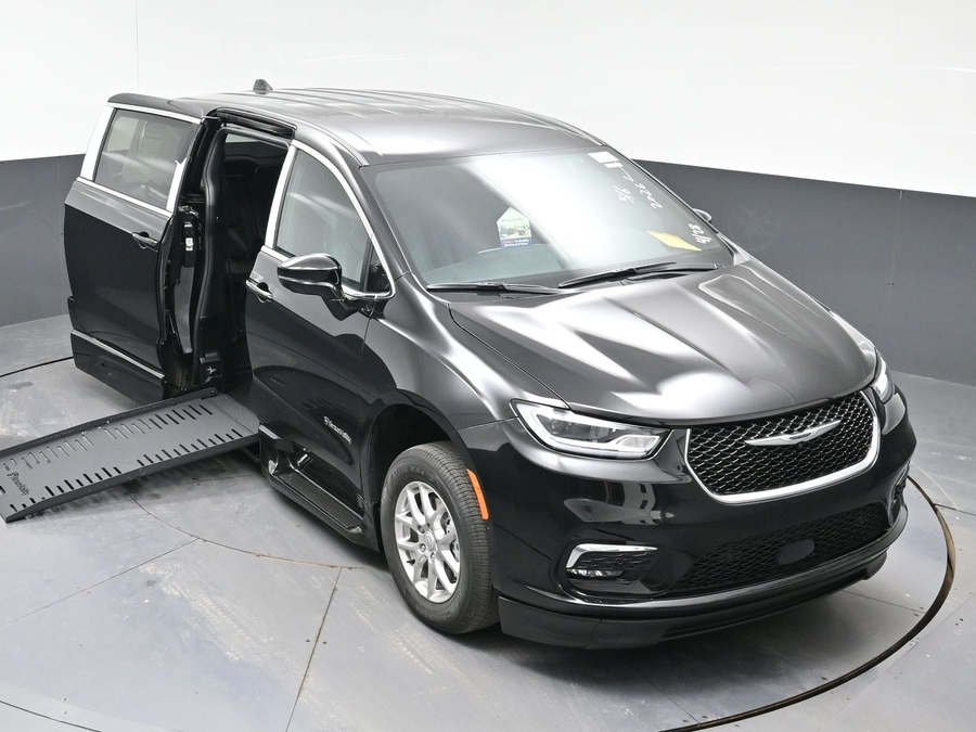 Black Chrysler Pacifica image number 19
