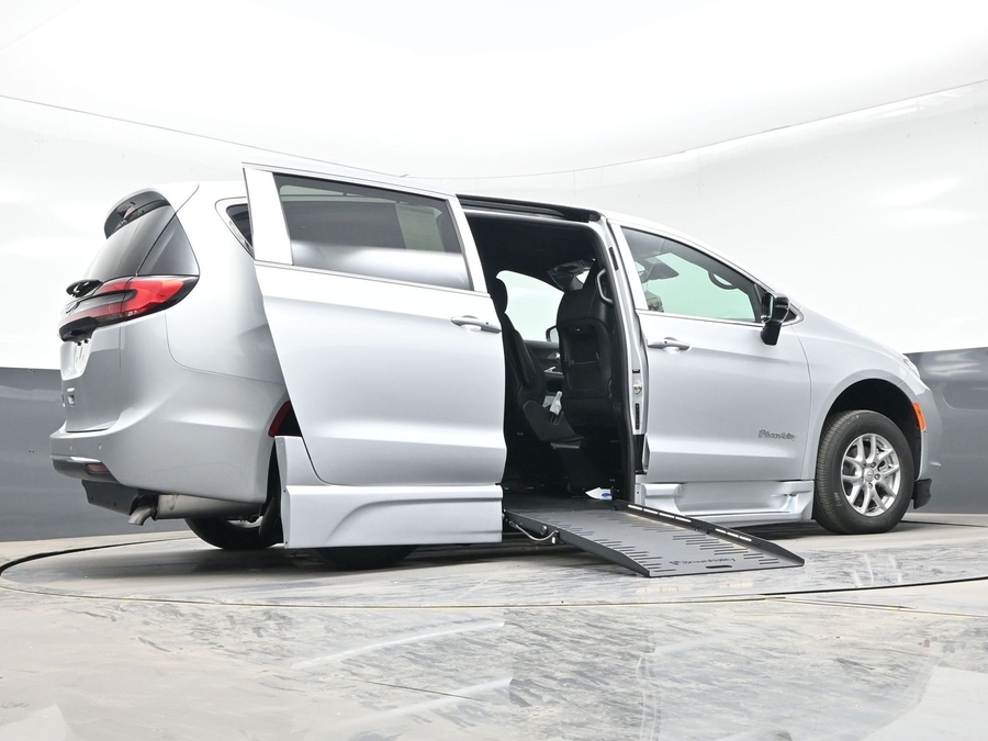 Silver Chrysler Pacifica image number 18