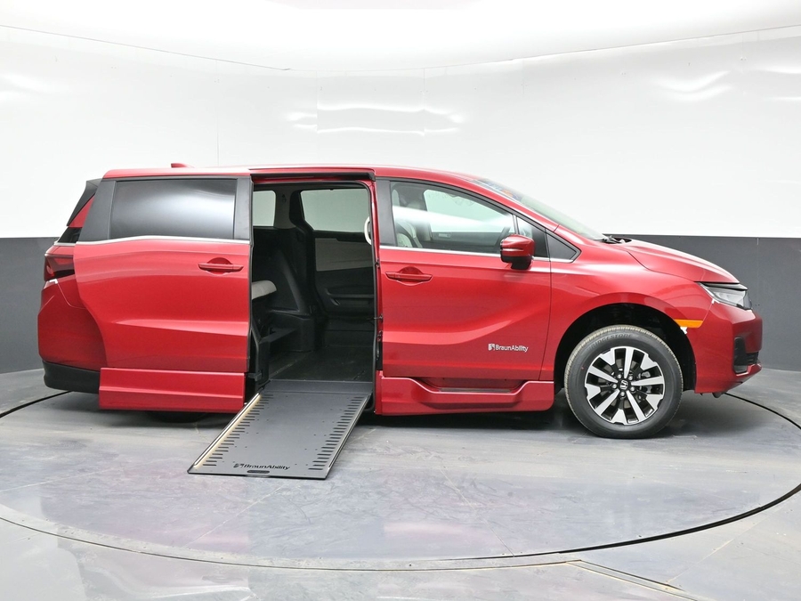 Red Honda Odyssey image number 4