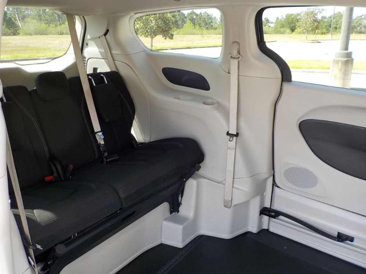 Grey Chrysler Voyager image number 16