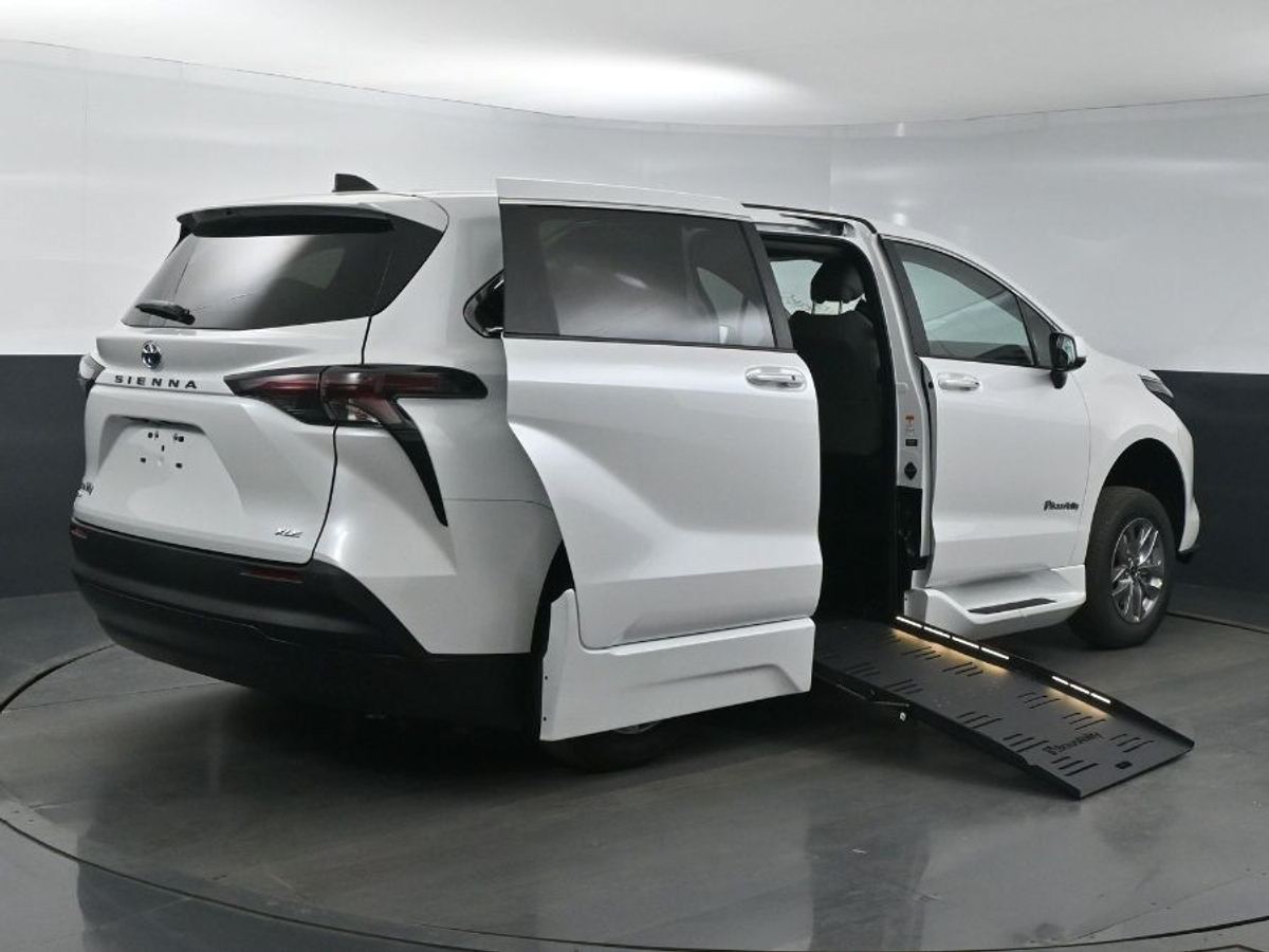 White Toyota Sienna image number 7