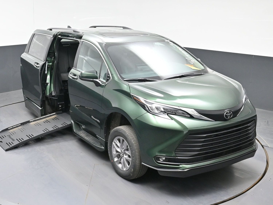 New 2026 Toyota Sienna Hybrid XLE Base - BraunAbility Side Entry Fold Out Automatic Ramp