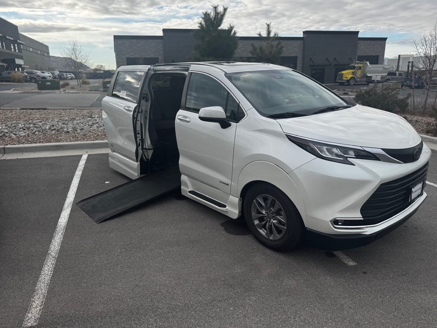 Used 2021 Toyota Sienna Hybrid XLE Base - VMI Side Entry Entry In Floor Automatic Ramp