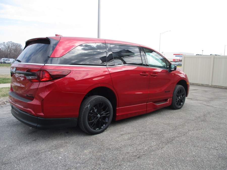 Red Honda Odyssey image number 5