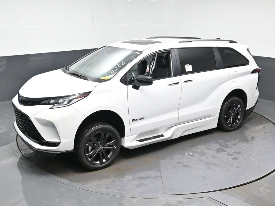 New 2025 Toyota Sienna Hybrid XSE Sport - BraunAbility Side Entry Entry In Floor Automatic Ramp
