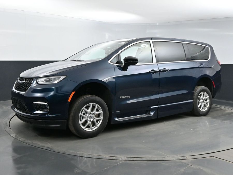 New 2025 Chrysler Pacifica Select Safety - BraunAbility Side Entry Entry In Floor Automatic Ramp