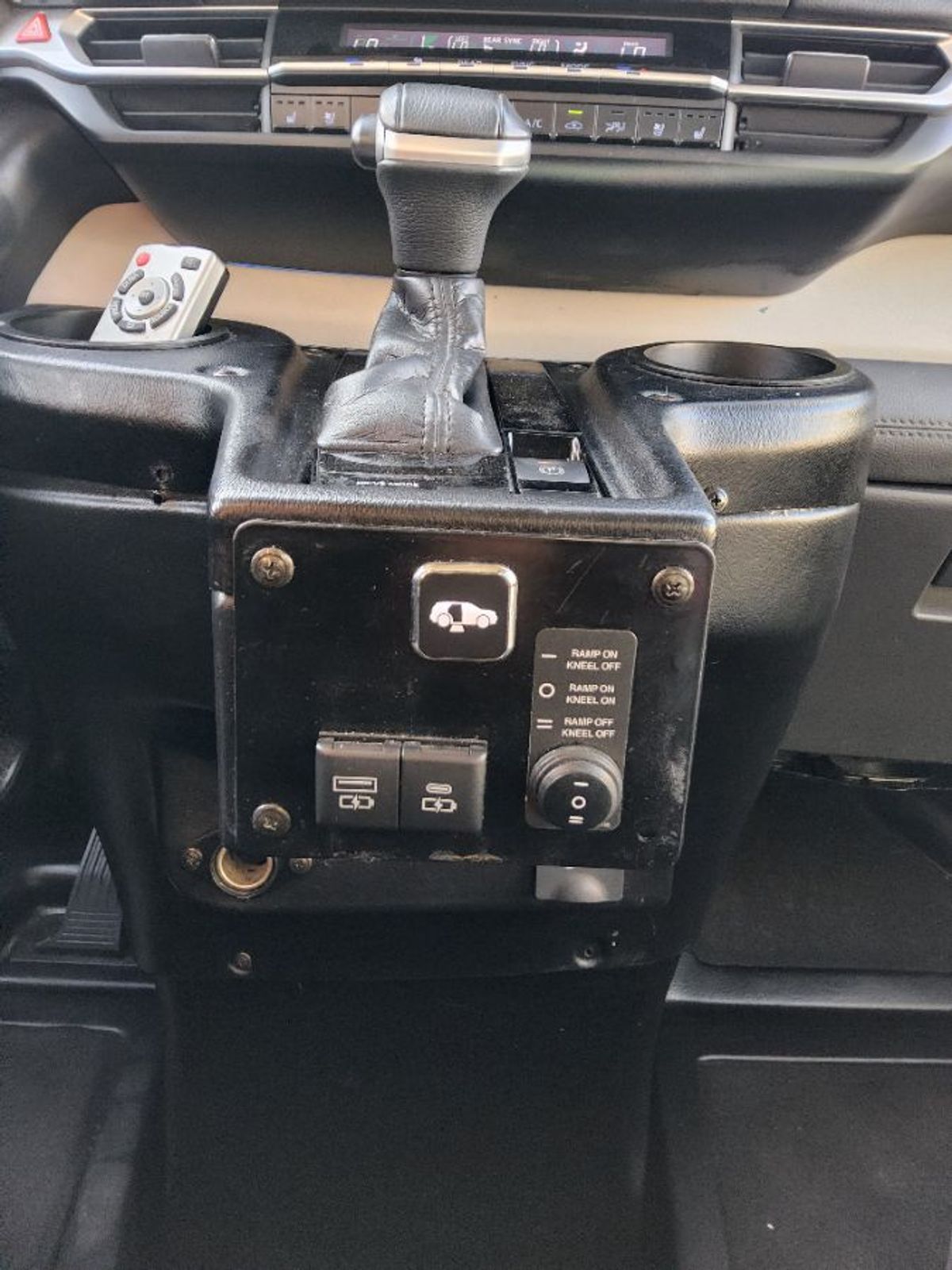 Grey Toyota Sienna image number 18