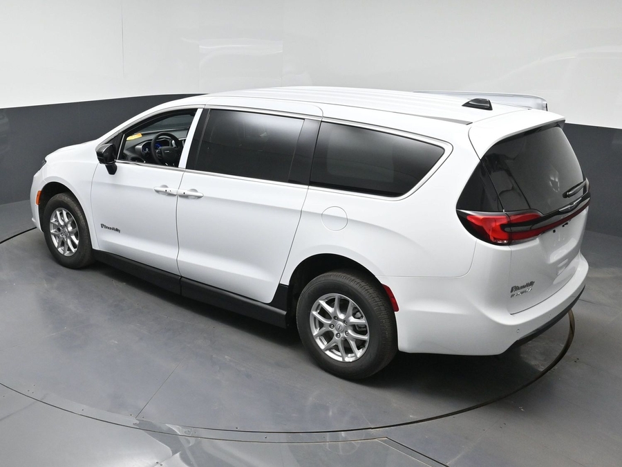 White Chrysler Pacifica image number 22