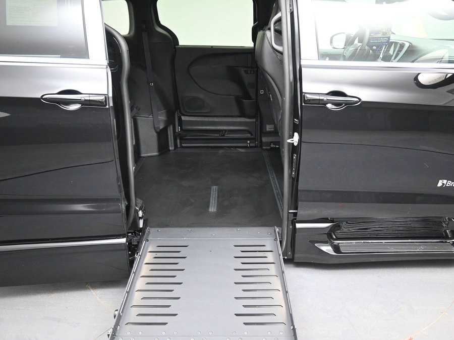 Black Chrysler Pacifica image number 14