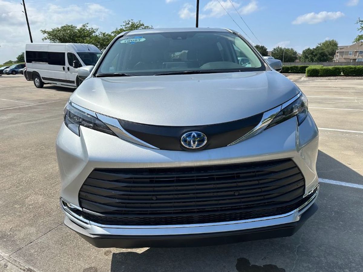 Silver Toyota Sienna image number 1