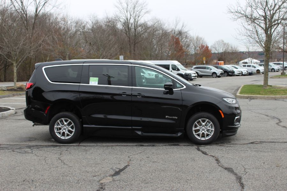 Black Chrysler Pacifica image number 4