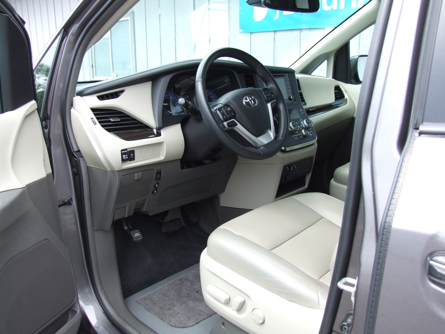 Used 2019 Toyota Sienna XLE - VMI Side Entry Entry In Floor Automatic Ramp
