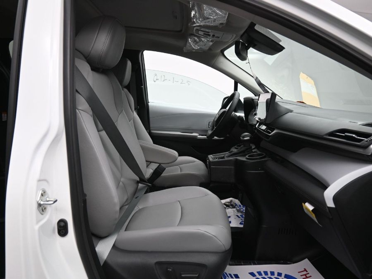 2025 TOYOTA SIENNA - Image 9