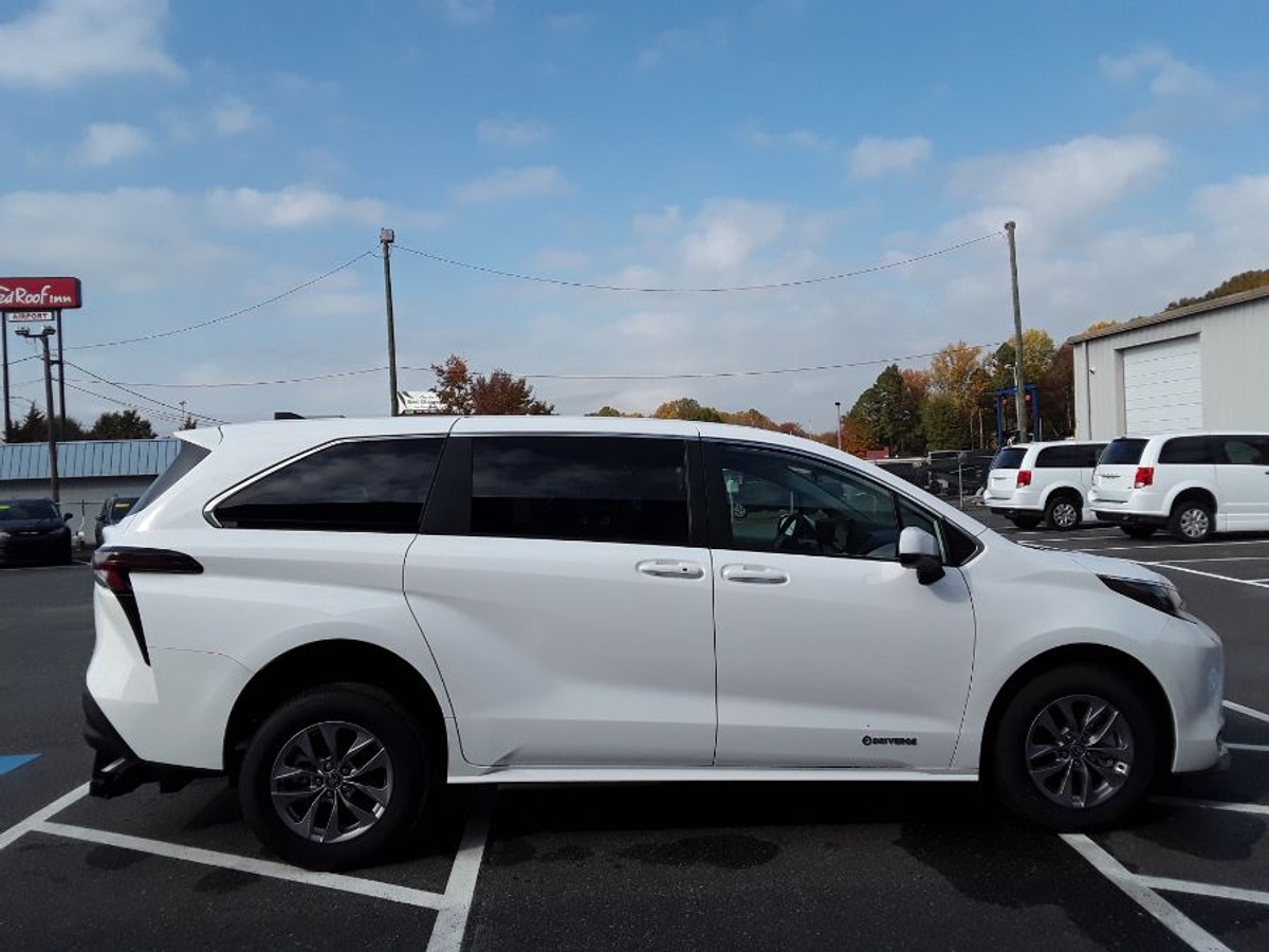 2025 TOYOTA SIENNA - Image 8