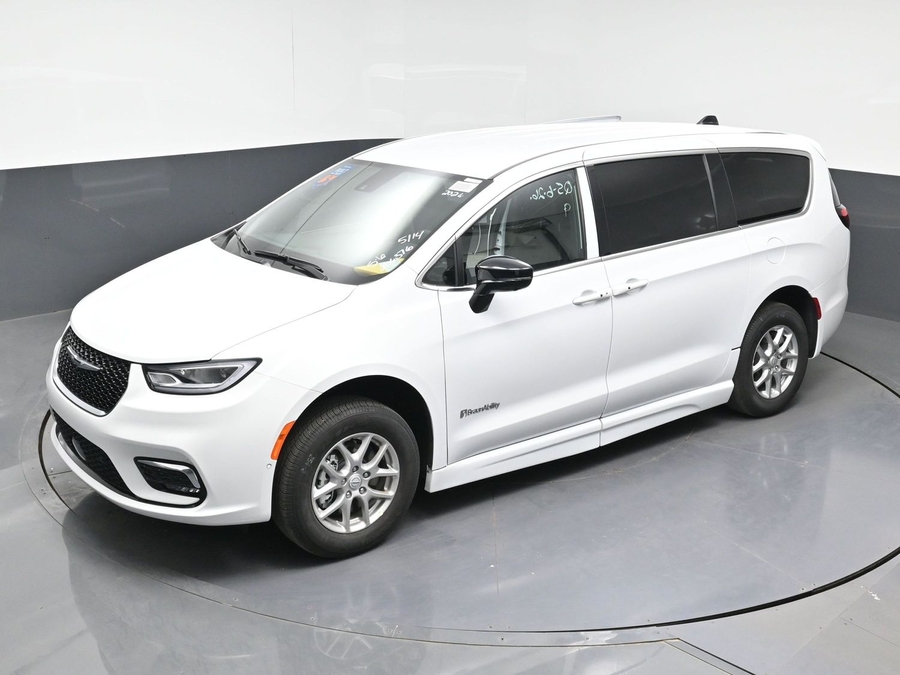 White Chrysler Pacifica image number 16