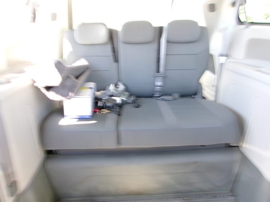Black Chrysler Town and Country image number 22