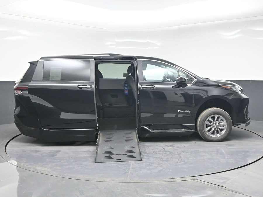 New 2025 Toyota Sienna Hybrid XLE Plus - BraunAbility Side Entry Entry Fold Out Automatic Ramp