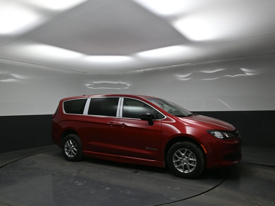 Red Chrysler Voyager image number 17