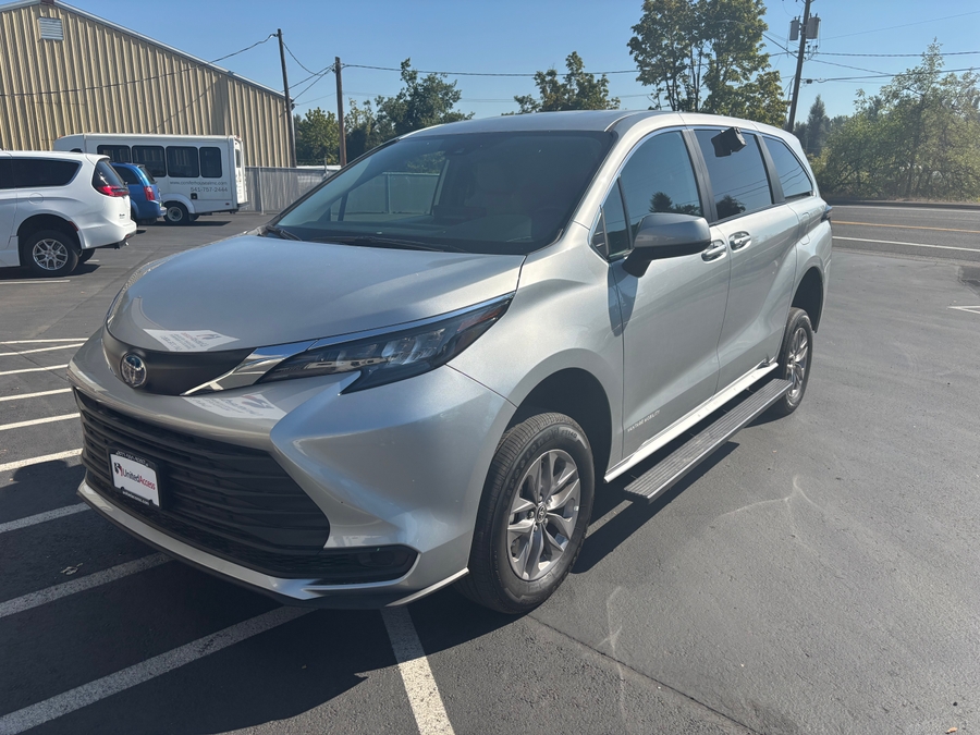 New 2025 Toyota Sienna Hybrid LE - Vantage Mobility Rear Entry Entry Fold Out Manual Ramp