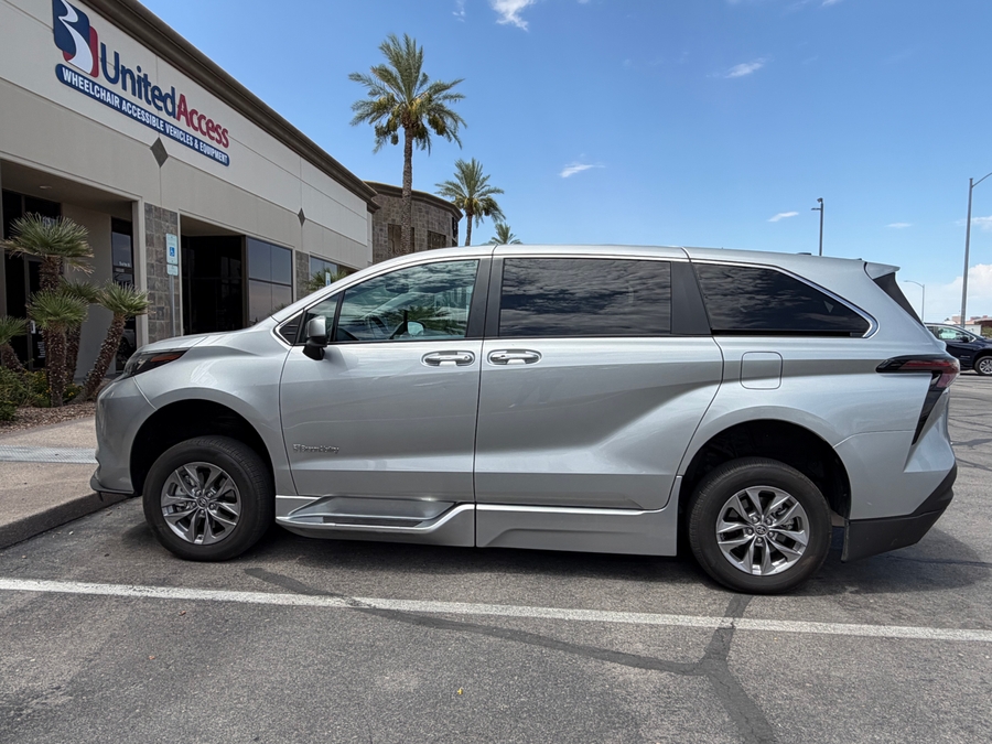 Used 2025 Toyota Sienna Hybrid XLE - BraunAbility Side Entry Fold Out Automatic Ramp