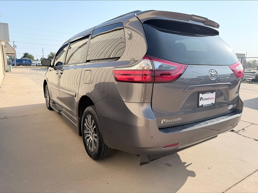 Used 2020 Toyota Sienna XLE - BraunAbility Side Entry Fold Out Automatic Ramp