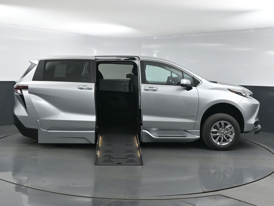 New 2025 Toyota Sienna Hybrid LE - BraunAbility Side Entry Entry Fold Out Automatic Ramp