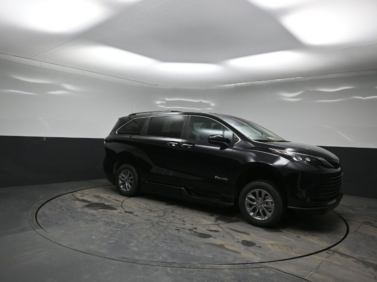 Black Toyota Sienna image number 17