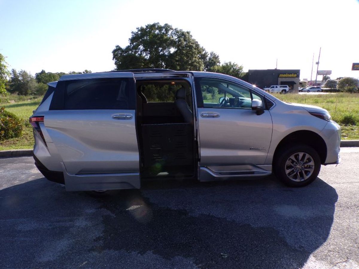 Silver Toyota Sienna image number 10