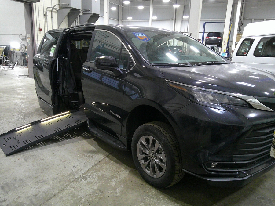 Black Toyota Sienna image number 6