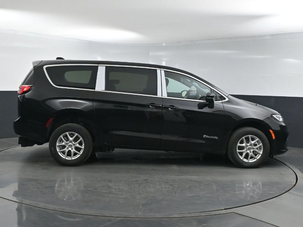 Black Chrysler Pacifica image number 7