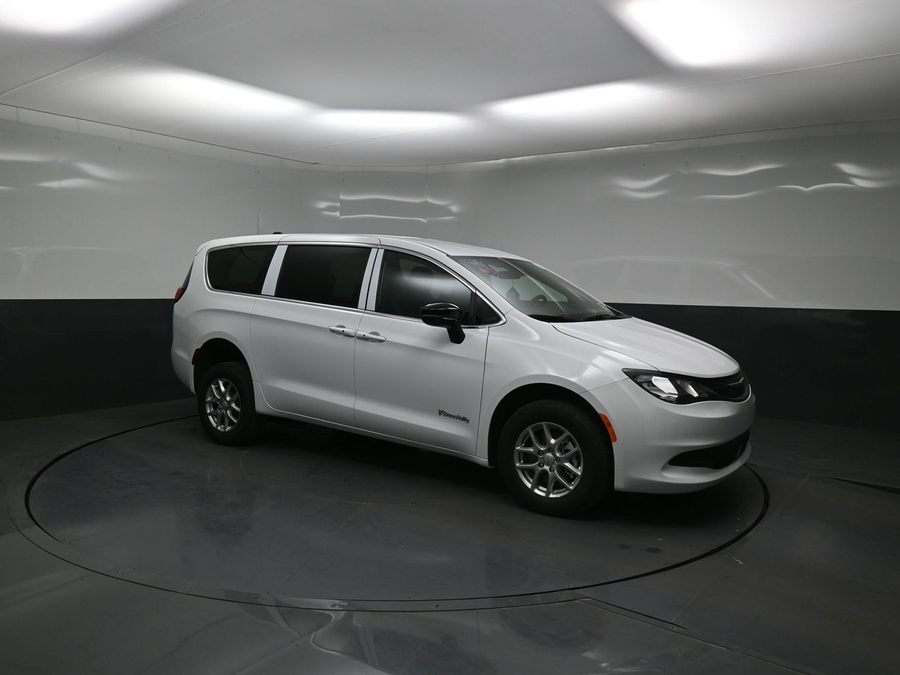 White Chrysler Voyager image number 16