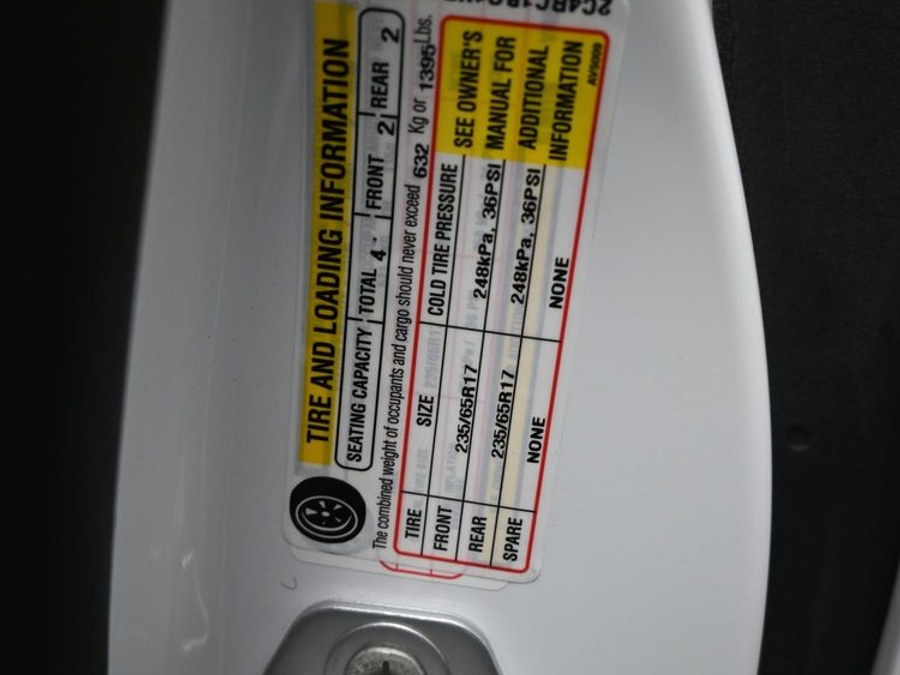 White Chrysler Pacifica image number 13