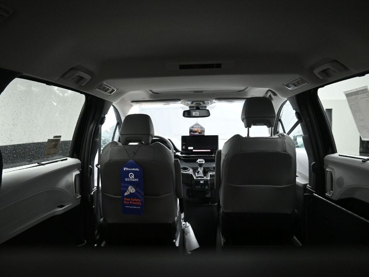 Black Toyota Sienna image number 17